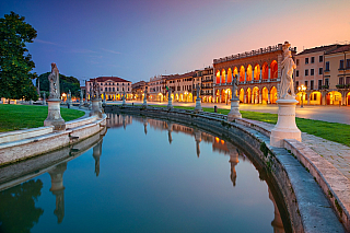Itálie má mnoho míst, které by si žádný turista neměl nechat ujít. Ať už je to Řím či toskánské městečko Sovana, nebo severní oblast a známé Benátky, tak i město s názvem Padova, které se proslavilo především tím, že se jednalo o první centrum vzdělanosti v celé Evropě, jelikož místní Padovská...