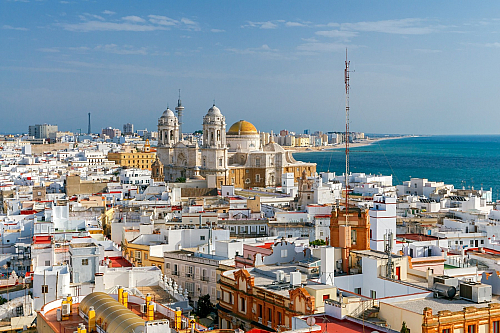 Cádiz je přístavním městem na jihozápadě Španělska, takřka na nejjižnějším cípu Pyrenejského poloostrova. Milovníci Španělska jistě již tuší, že se tedy jedná o region Andalusie. Metropolí tohoto autonomního společenství, jak se region oficiálně nazývá, je Sevilla; Cádiz pak označuje hlavní...