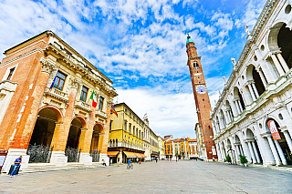 Itálie, to nejsou jen ta úplně nejznámější a největší města. Existuje i spousta méně známých lokalit, které však rozhodně stojí za zmínku. Jednou z nich je i město Vicenza, které leží v západně od proslulých Benátek. Už jen fakt, že se celé město nachází na seznamu světového dědictví UNESCO...