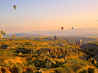 Horkovzdušné balóny nad Kappadokií (Turecko)