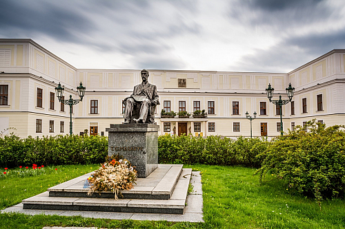 Město na rozmezí českého a polského vlivu, dnes s více než padesáti tisíci obyvateli, v bezprostřední blízkosti Frýdku-Místku nebo Ostravy. Jistě, Karviná byla ve středověku známým kulturním i obchodním centrem, nacházela se totiž na půli cesty mezi uherským impériem a bohatými pobaltskými...