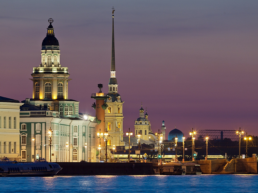  Večerní pohled přes Něvu na budovu muzea Kunstkamera a v pozadí věž Petropavlovské pevnosti (Petrohrad - Rusko)