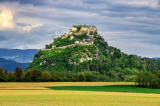Charakteristickým znamením tohoto hradu je jeho unikátní poloha. Stojí totiž na dolomitové skále, čím že v dané lokalitě doslova jedinečný. Pokud byste ho hledali na mapě, najdete ho severovýchodně od města Klagenfurt. Vzhledem k jeho poloze se jedná o jeden z nejunikátnějších hradů, které...