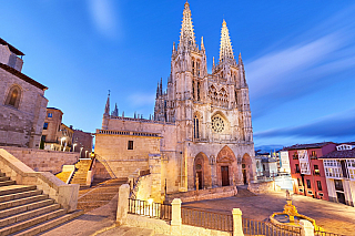 Je to právě Španělsko a jeho katedrály, které přitahují zájem u mnohých turistů, kteří zvolí tuto zemi jako cíl svého cestování. Stejné motivy je lákají i při návštěvě města Burgos, jelikož je to právě Katedrála v Burgosu, která stojí za návštěvu. Zajímavá je určitě její stavba, jelikož ačkoliv...