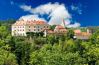 Samotný hrad Bítov se může pyšnit tím, že rozhodně patří mezi nejstarší hrady na celé Moravě. Jeho vznik je dle dostupných pramenů datován kolem roku 1046. Hrad Bítov spravovali Přemyslovci, později Lichtenburkové, a dále se na hradě vystřídala řada dalších majitelů, kdy hrad připadl třeba Wolfu...