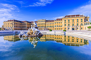 Vídeňský barokní zámek Schönbrunn patří k největším lákadlům celého moderního Rakouska. Někdejší letní sídlo rakouských panovníků má takřka půl druhého tisíce místností a hned dvě stovky kuchyní. Hrál si tu světoznámý hudební skladatel Wolfgang Amadeus Mozart, podíval se sem i Napoleon, Marie...