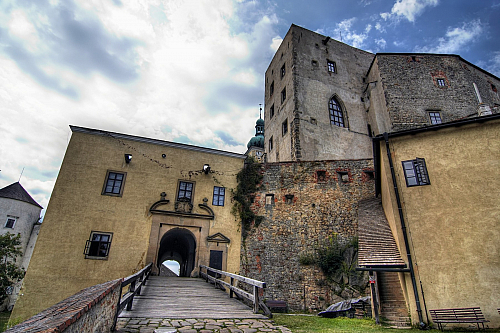 Hrad Buchlov patří mezi nejznámější české a moravské architektonické památky. Nachází se nedaleko Uherského Hradiště a jeho počátky lze zařadit do první poloviny třináctého století.
Jedná se o klasický královský hrad a obrannou pevnost v jednom, hradiště tu podle všeho stávalo už od dob...