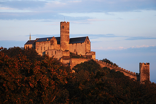 Hrad Bezděz je jedním z vůbec nejzajímavějších tuzemských hradů a má za sebou bohatou historii. Založen byl už památným králem Přemyslem Otakarem II. v roce 1265, když měl chránit přilehlé obchodní stezky.  Kamenný hrad byl vystavěn během třinácti let, v současnosti ale na jeho někdejší slávu a...