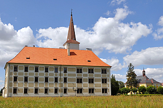 Chropyňský zámek, který byl postaven v 17. století, je jednou z tuzemských perel manýrismu. Městečko ležící na Hané poblíž Kroměříže je zase podle pověsti místem, odkud by snad měl přijít bájný král Ječmínek. Místní vládnoucí rod pocházel totiž z Uher, byl spojen s tamní dynastií Arpádovců (arpa...