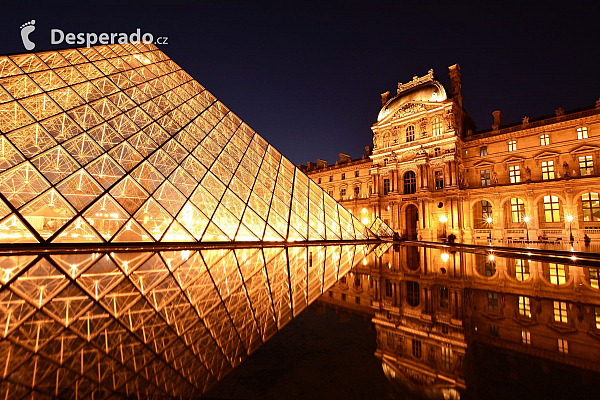 Palác Louvre v Paříži (Francie)