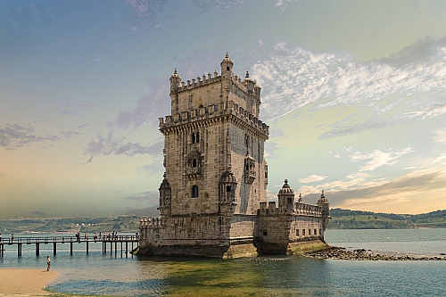 Lisabon, metropole moderního Portugalska a šestnácté století. Právě tehdy tu byla vybudována Belémská věž (Torre de Belém), která měla mít především obranné účely. Dodnes tu najdete děla, věž však sloužila dlouhá léta jako vězení a také například celnice. Takzvaný manuelský styl, ve kterém je...