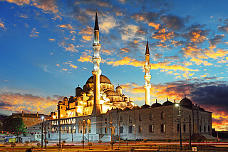 Nová mešita Yeni Cami v Istanbulu (Turecko)