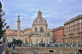 Santa Maria di Loreto je kostel z 16. Století v Římě, hlavním městě Itálie, nachází se v blízkosti monumentu Viktora Emanuela II.. Dříve na tomto místě stála kaple zasvěcena Marii Loretánské. V kapli se mimo jiné nacházela také její malba. Tato stavba byla věnována Univerzitě dei Fornari, což...