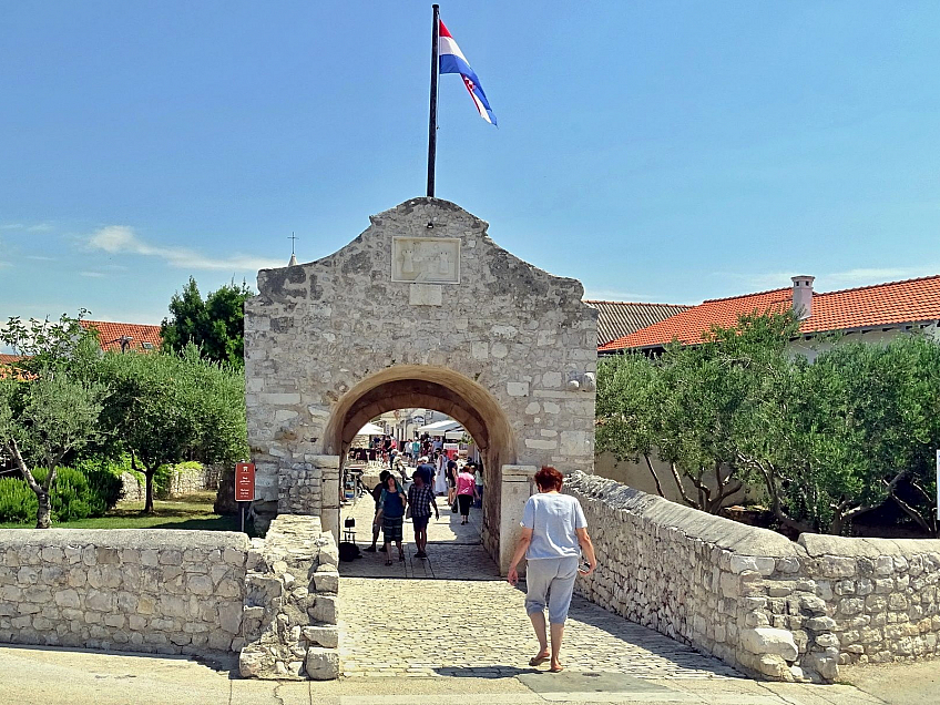 Městská brána v Ninu