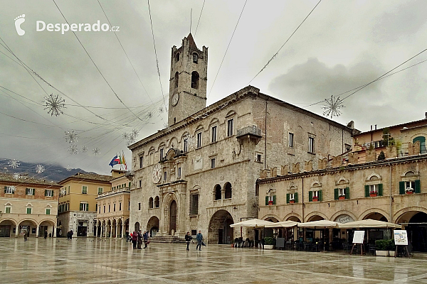 Palazzo dei Capitani v Ascoli Piceno (Itálie)