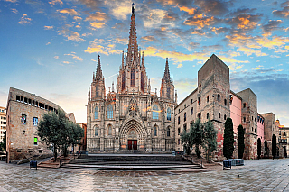 Katalánská metropole Barcelona, věčně živé město, kde turistický ruch snad nikdy neutichne. Ani není divu, protože je tu stále co obdivovat, od fotbalu po Gaudího velkolepé stavby a skvělá je i místní atmosféra. Ve čtvrti Barri Gótic najdete gotickou katedrálu svaté Eulálie, která stojí na...
