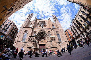 Ikona katalánské gotiky, jejíž stavba netrvala ani celé jedno století – přesněji – vyšlo to na rovných 55 roků, stavba byla dokončena v roce 1383. Na středověk a jeho podmínky je to skutečně až nebývale krátká doba. Kostel Santa Maria del Mar působí na svou dobu hodně vzdušně a je i skvěle...
