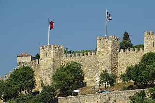 Jednou z nejvýznamnějších památek hlavního města zámořských objevů je hrad San Jorge (Castelo de São Jorge). Jorge je portugalská varianta jména Jiří, hrad sám jako by snad vypadl z nějaké staré filmové pohádky. Maurové drželi někdejší pevnost nad Lisabonem až do dvanáctého století, poté se ale...