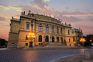 Pojem Rudolfinum není neznámý snad ani člověku, který v Praze v životě nebyl. Tato novorenesanční koncertní síň kombinovaná s galerií sídlí na náměstí Jana Palacha na pravém břehu řeky Vltavy. V současnosti se jedná o hlavní sídlo české filharmonie.
Už při svém budování v letech 1876 až 1881...