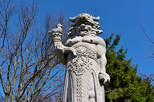 Nejen kvůli zrzavému moku je právě Radegast tím slavnějším ze slovanského panteonu. Bohové našich předků jsou často symbolizováni i Perunem, Triglavem nebo Mokošou, nicméně Radegast je symbolem celého valašského regionu. Symbolizoval hojnou úrodu a prosperitu, ale také sluneční kotouč na obloze....