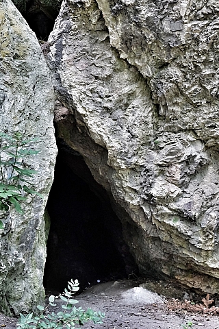 Nitriansky hrad - jedna z jaskýň v hradnom lesoparku (Slovensko)