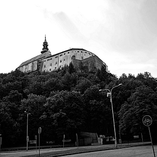 Pohľad na Nitriansky hrad zo strany mestského parku (Slovensko)