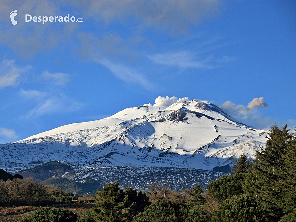 Stále aktivní sopka Etna, která se nachází na ostrově Sicílie (Liparské ostrovy - Itálie)