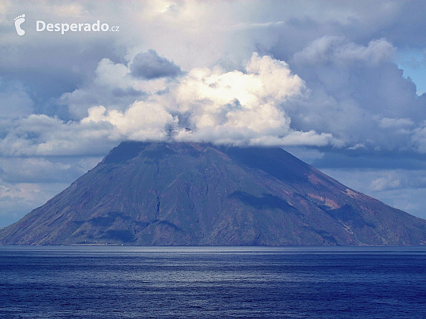 Sopka Stromboli je jednou z nejaktivnějších sopek světa (Liparské ostrovy - Itálie)