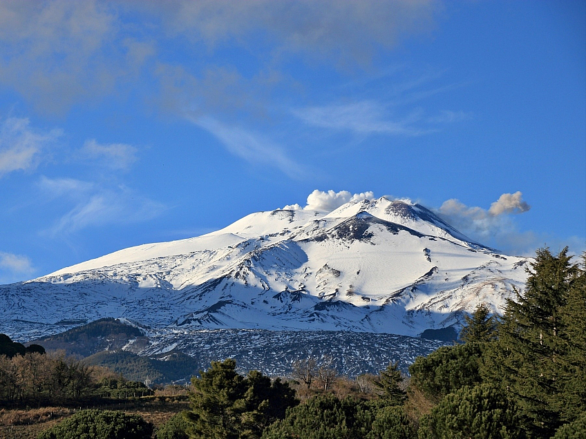 Stále aktivní sopka Etna, která se nachází na ostrově Sicílie (Liparské ostrovy - Itálie)