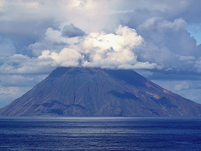 Sopka Stromboli je jednou z nejaktivnějších sopek světa (Liparské ostrovy - Itálie)