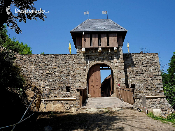 Za bránou sa nachádzajú pokladne, kde sa predávajú vstupenky (hrad Füzér - Maďarsko)