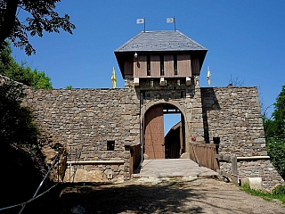 Za bránou sa nachádzajú pokladne, kde sa predávajú vstupenky (hrad Füzér - Maďarsko)