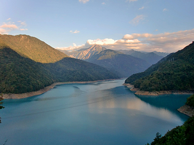 Vyhlídka na vodní nádrž na řece Inguri (Gruzie)