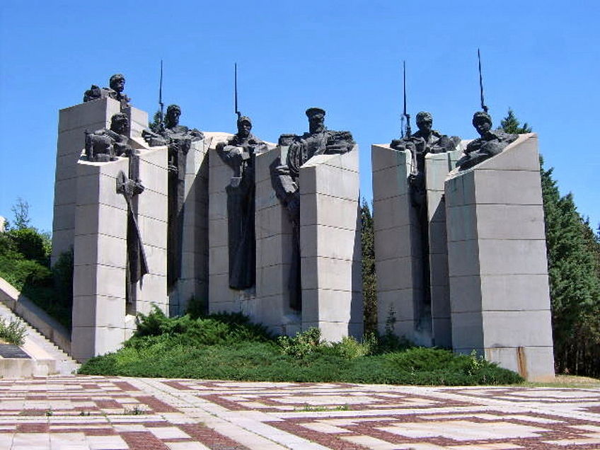 Monument z doby komunismu, který se ční nad celou Starou Zagorou (Bulharsko)