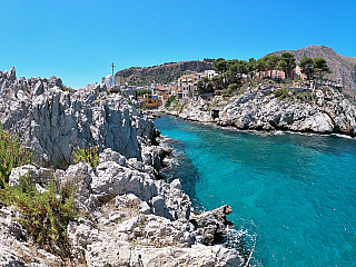 Skvostná zátoka v menší vesnici Santa Flavia na severu Sicílie (Itálie)