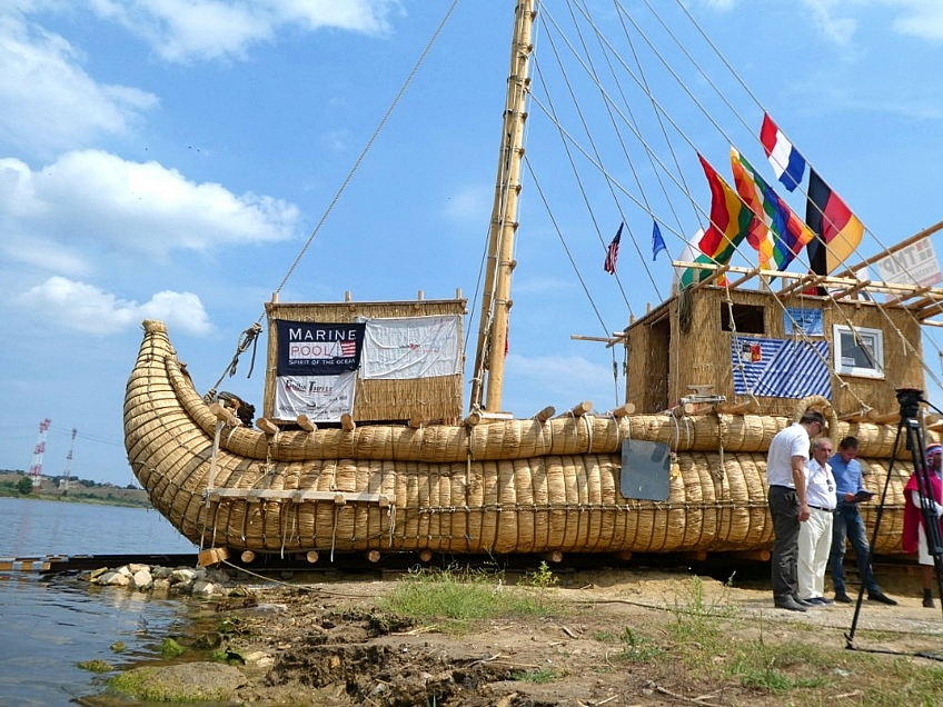 Loď Abora IV. je vyrobena z rákosu (Varna - Bulharsko)
