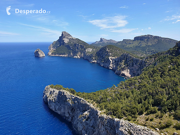 Skalnaté pobřeží na severovýchodě Mallorky (ostrov Mallorka - Španělsko)