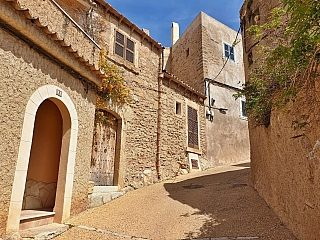 K hradu Capdepera vedou pěkné uličky (ostrov Mallorka - Španělsko)