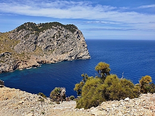 Skalnaté pobřeží na severovýchodě Mallorky (ostrov Mallorka - Španělsko)