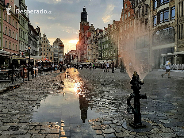 Ulice vedoucí k náměstí, výhled na věž kostela sv. Alžběty (Vratislav - Polsko)