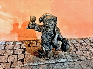 Jeden ze stovek trpaslíků, který popíjí na ulici (Vratislav - Polsko)