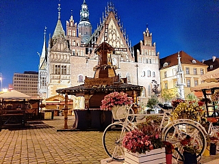 Rynek v nočním osvětlení, budova radnice a stánky (Vratislav - Polsko)