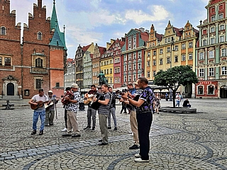 Rynek se skupinou pouličních muzikantů (Vratislav - Polsko)