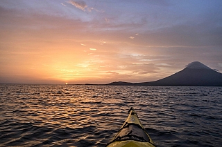 Západ slunce nad jezerem (Nikaragua)