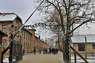 Nápis, který každý z nás jistě zná z učebnic nebo dokumentů o holocaustu (Auschwitz Osvětim - Polsko)