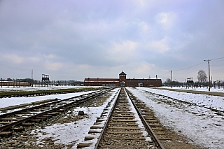 Osvětim Březinka – velká část domů tu byla zcela zničena, aby se veřejnost nedozvěděla, co všech-no tu bylo spácháno (Auschwitz Osvětim - Polsko)