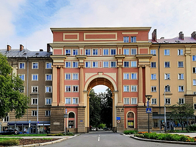 Budova v socialistickém realismu na Hlavní třídě v Porubě (Ostrava - Česká republika)