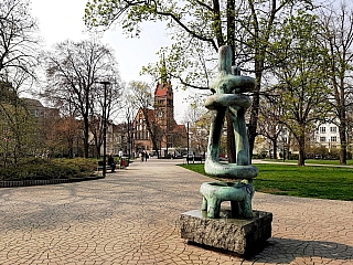 Husův sad – socha a Kristův kostel (Ostrava - Česká republika)