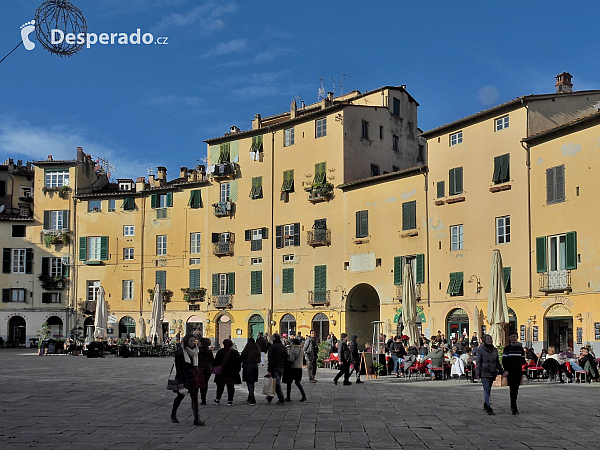 Oválné náměstí Piazza dell'Anfiteatro v Lucca (Toskánsko - Itálie)