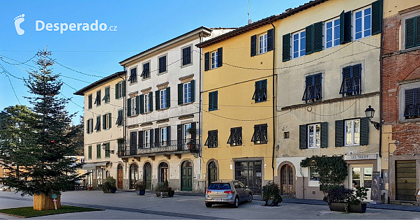 Náměstí Piazza S.Francesco v Lucca (Toskánsko - Itálie)